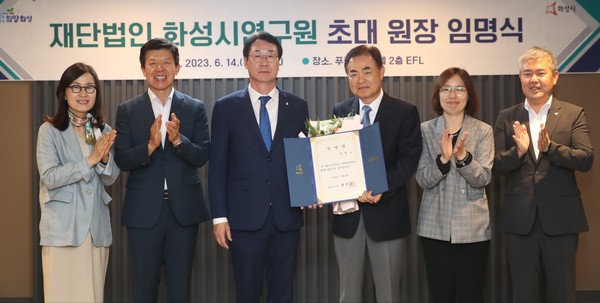 화성시연구원 초대 원장에 박철수前수원대 총장 취임[사진=화성시]