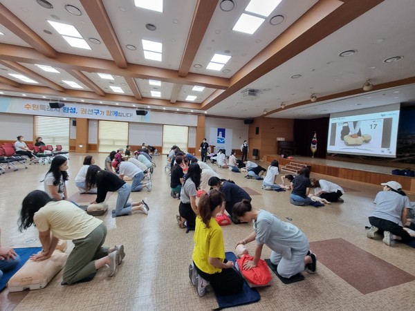 국공립어린이집 보육교직원들이 심폐소생술 교육을 받고 있다.[사진=수원특례시]