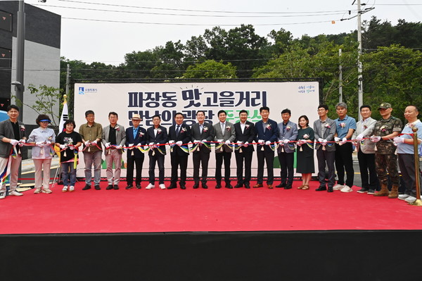 이재준 수원시장(왼쪽 9번째)과 준공식 참석자들이 함께하고 있다.[사진=수원특례시]