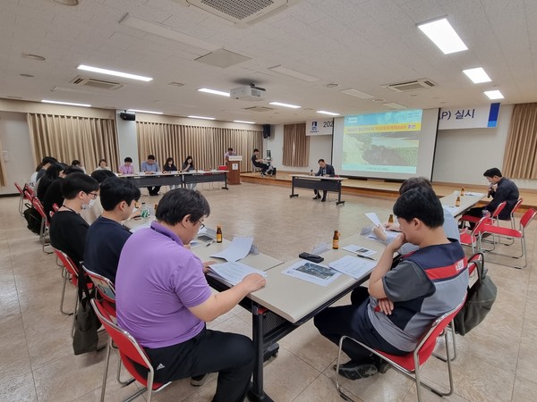 수원시상수도사업소가 ‘광교저수지 비상대처계획(EAP)’에 기반한 가상대피훈련을 하고 있다.[사진=수원특례시]