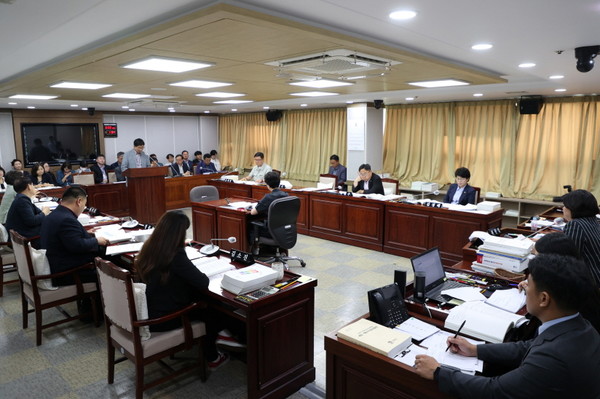 수원특례시의회 도시환경위원회가 제376회 제1차 정례회에서 안건심사를 진행했다.[사진=수원특례시의회]