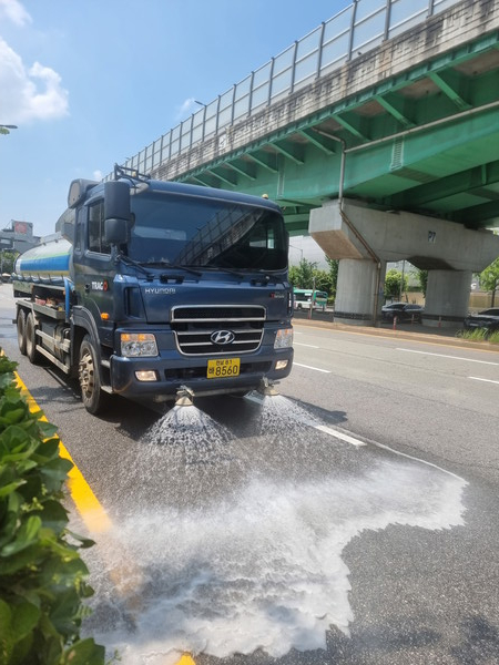 고압 살수차를 운행하는 모습[사진=수원특례시]
