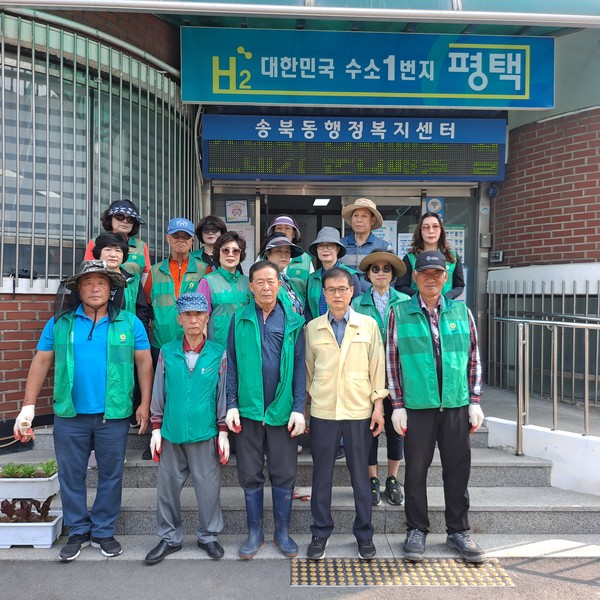 평택시 송북동(동장 김태근)은 지난 15일 다가오는 여름을 맞아 주민들에게 화사한 볼거리를 드리기 위해 청사 주변 및 마을 도로 등 6여 개소에 여름꽃을 심었다.[사진=평택시]