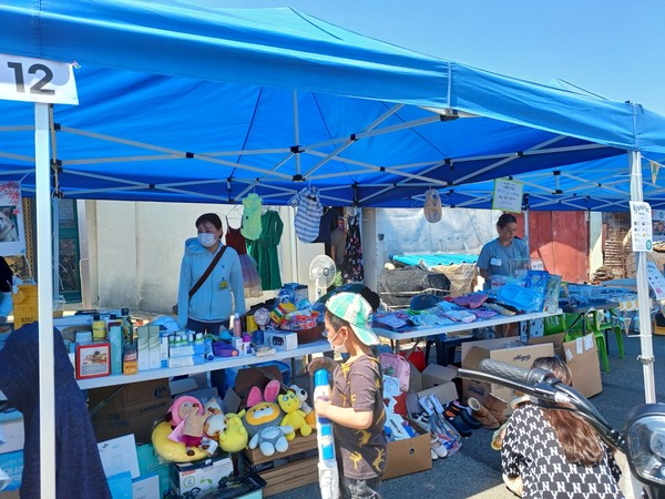 지난17일 오후, 아산시 둔포면  둔포싸전거리  전통시장에서 평택시 동물보호명예사 '최서영(감시원)'이 특별한 바자회 열어 화제가  되었다.[사진=김철배 기자]