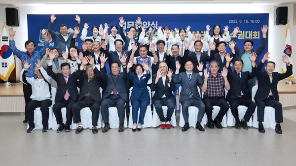 지난 16일 ‘2024 안성세계소프트테니스선수권대회’의 성공적 개최를 위해 안성시-안성시의회-국제소프트테니스연맹-대한소프트테니스협회 간 업무협약을 체결하였다.[사진=안성시]