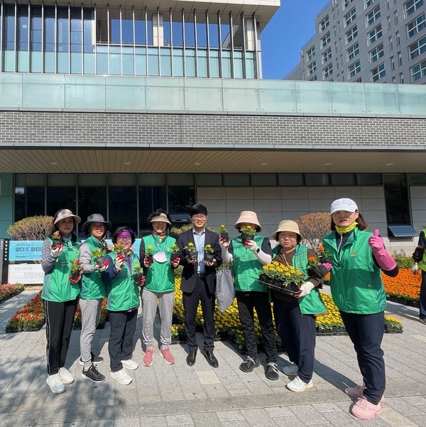 평택시 지산동, 여름맞이 꽃 심기[사진=평택시]