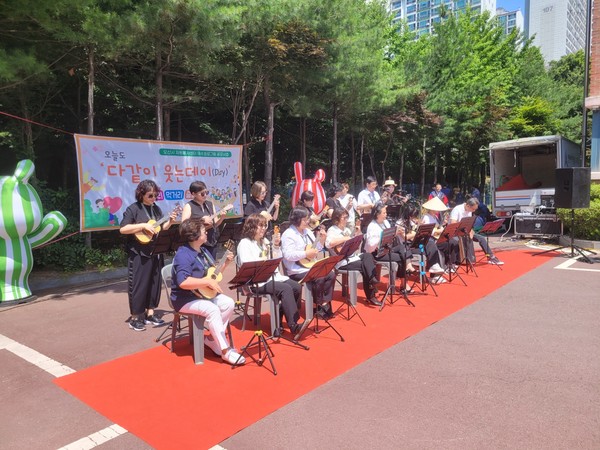 남촌동 나누리토요봉사단, 어르신 초청‘다같이 웃는데이’행사[사진=오산시]