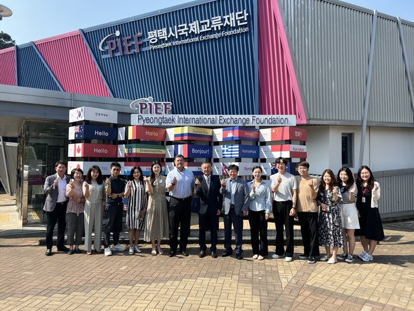 평택시국제교류재단 차상돈 사무처장, 미8군 사령관 감사패 받아[사진=평택시]
