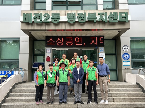 비전2동 자율방재단, 여름철 호우대비 빗물받이 대청소[사진=평택시]