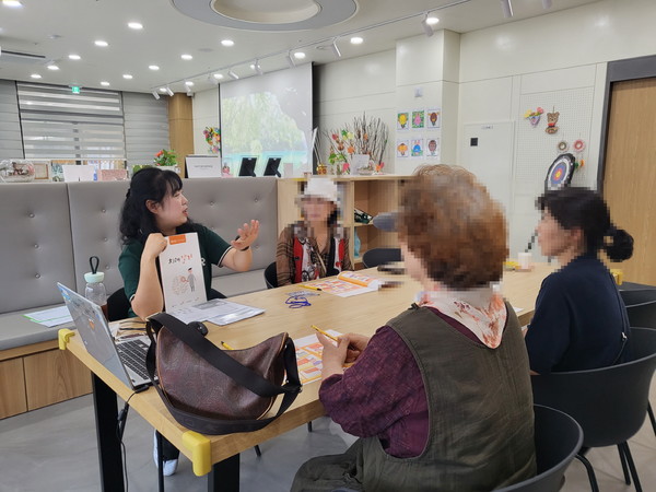 헤아림 가족교실을 운영하는 모습.[사진=수원특례시]