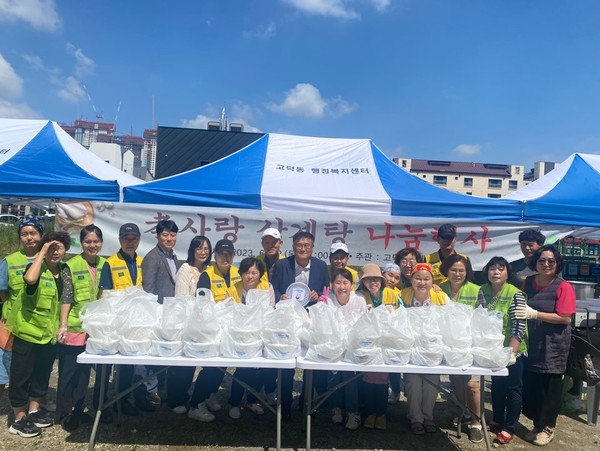 고덕동 단체협의회, 지역 어르신 건강기원 효사랑 삼계탕 나눔 행사 개최[사진=평택시]