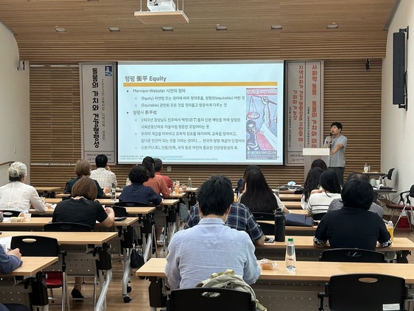 수원시가 ‘2023년 지역사회보장협의체 정책 교육’을 열고 있다.[사진=수원특례시]