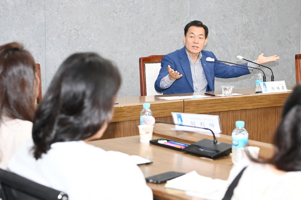 이재준 수원시장이 간담회에서 발언하고 있다.[사진=수원특례시]