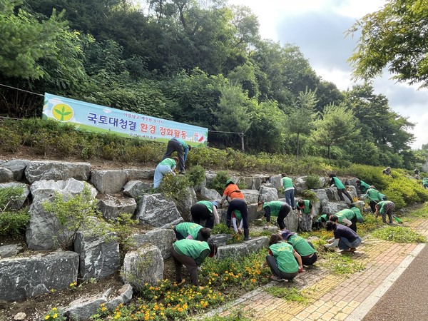 오산시 새마을회, 국토대청결운동 실시[사진=오산시]