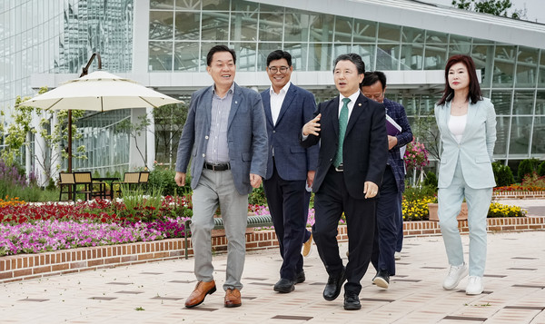 이재준 수원시장(왼쪽)과 남성현 산림청장이 일월수목원을 둘러보며 이야기를 나누고 있다.[사진=수원특례시]