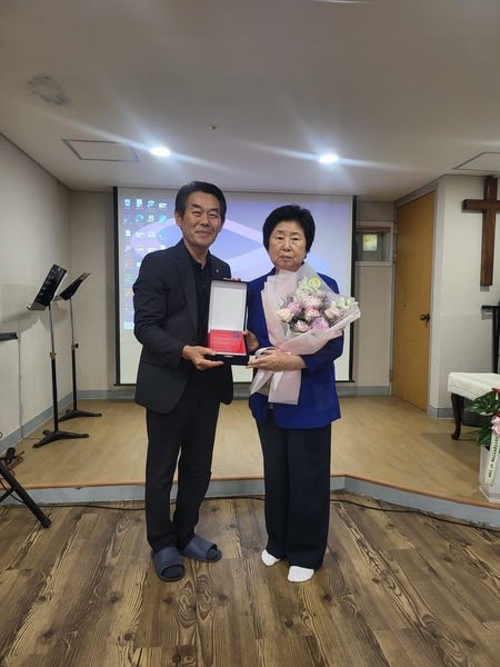 최승래 복지여성국장과 임혜령 원장이 기념촬영을 하고 있다.[사잔=수원특례시]