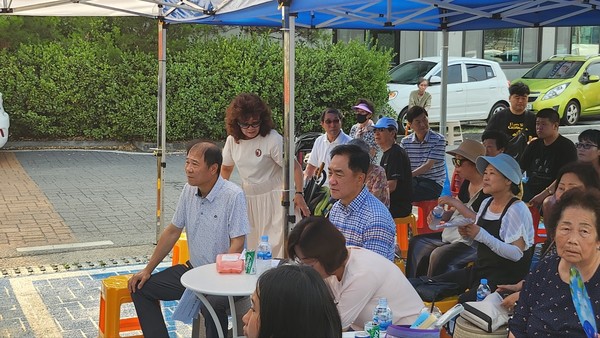 신장1동 주민자치회 ‘한여름 밤의 콘서트’ 개최[사진=김철배 기자]