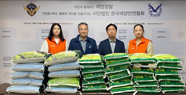 (사)한국해양안전협회, 동삭동 지역사회보장협의체에 사랑의 백미 전달[사진=평택시]