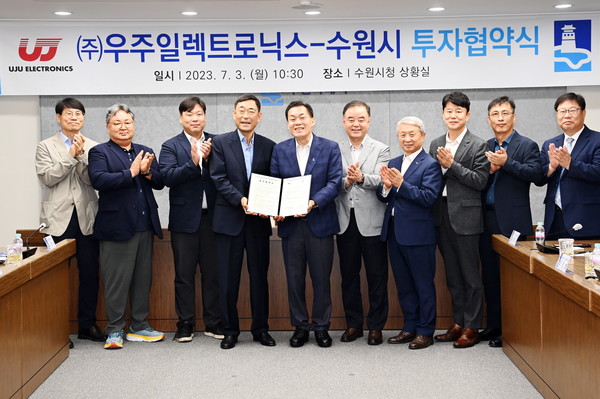 이재준 시장(오른쪽 6번째)과 노영백 회장(왼쪽 4번째) 등이 기념촬영을 하고 있다.[사진=수원특례시]