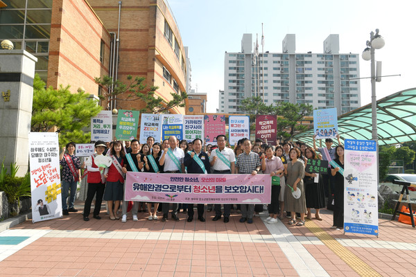 오산시-청소년유해환경 감시단‘민선8기 1주년 청소년 선도 등굣길 캠페인’[사진=오산시]