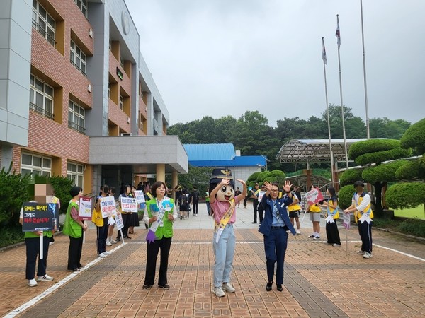 송탄보건소, 등굣길 학교폭력 및 흡연 예방 합동 캠페인[사진=평택시]