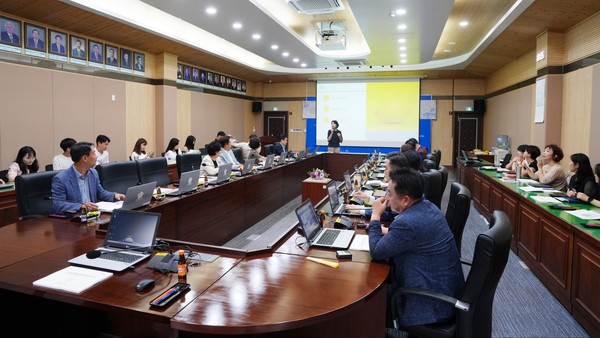 평택시의회(의장 유승영)는 4일 시의회 3층 간담회장에서 의원 및 사무국 직원의 역량강화를 위해 ‘AI를 이용한 의정활동(챗GPT&Bing)’을 주제로 교육을 진행했다[사진=평택시의회]