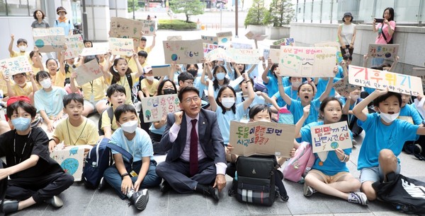 김기정 수원특례시의회 의장은 5일, 영통구 신영초등학교 학생들에게 『어린이 환경 캠페인 요구서』를 전달받았다.[사진=수원특례시의회]