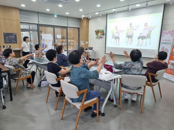 팔달구 치매안심센터가 혹서기 프로그램을 진행하고 있다.[사진=수원특례시]