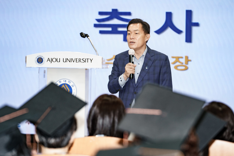 이재준 수원시장이 12일 ‘제20기 수원시 여성지도자대학’ 수료식에서 인사말을 하고 있다. [사진=수원시]
