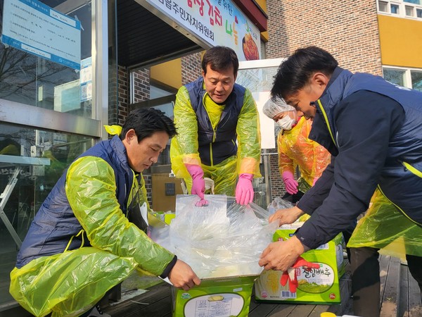 고광만 회장이 김장김치 나눔 봉사를 하고 있는 모습.