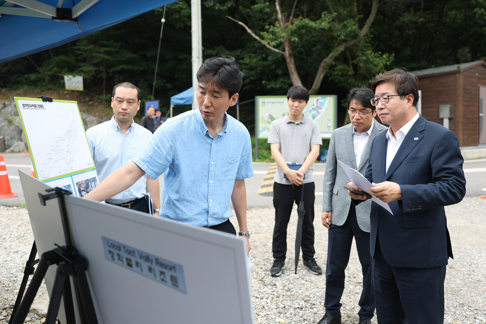 26일 오후 염태영 경제부지사가 여름 성수기 맞이 도내 주요 청정계곡 현장 점검을 위해 남양주 청학계곡을 방문해 현장을 둘러보고 있다. [사진=경기도]