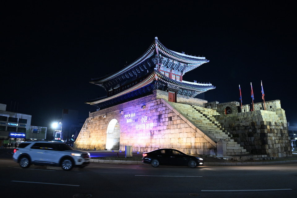 수원화성 팔달문 벽면에 ‘기억의 문이 열리는 수원 문화재 야행’이라는 조명 전시가 비춰진 모습. [사진=수원시]