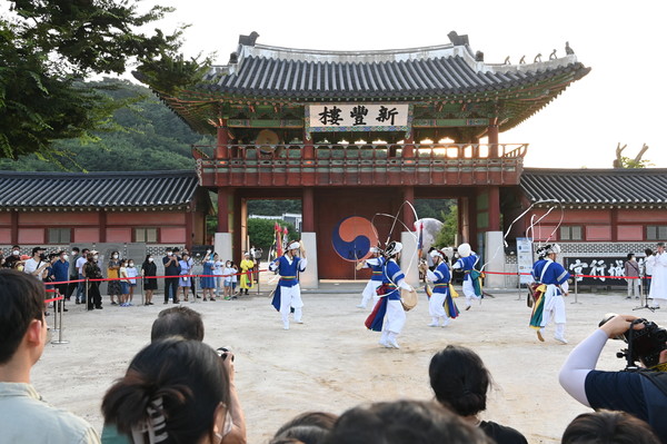 지난해 수원 문화재 야행 기간 중 신풍루 앞에서 풍물 공연이 진행되고 있다. [사진=수원시]