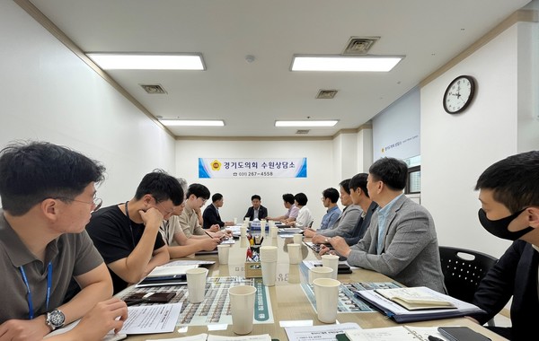 문병근 경기도의회 의원(가운데, 국민의힘, 수원11)이 지난 10일 경기도-경기주택도시공사-수원특례시 관계자들과 정담회를 진행하고 있다. [사진=경기도의회]