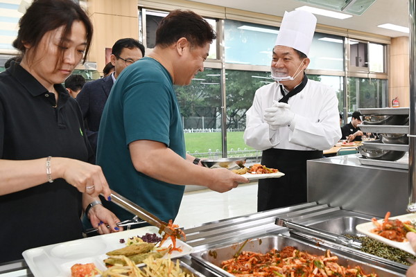 이재준 수원특례시장이 11일 말복을 맞아 수원특례시청 직장운동경기부 선수들에게 삼계탕을 배식하고 있다. [사진=수원시]