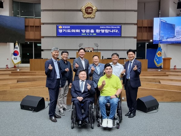 최종현 경기도의회 보건복지위원장(왼쪽 위 세번째)이 11일 장애인 일자리 현안 정담회를 마치고 기념촬영을 하고 있다. [사진=경기도의회]