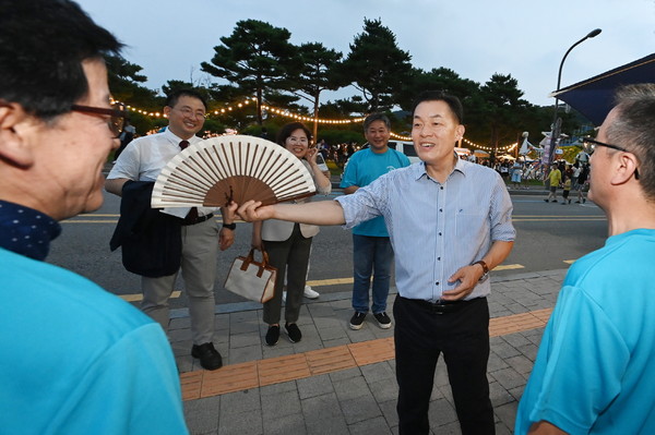 이재준 수원시장이 축제현장에서 시민들과 함께하고 있다  [사진=수원시]