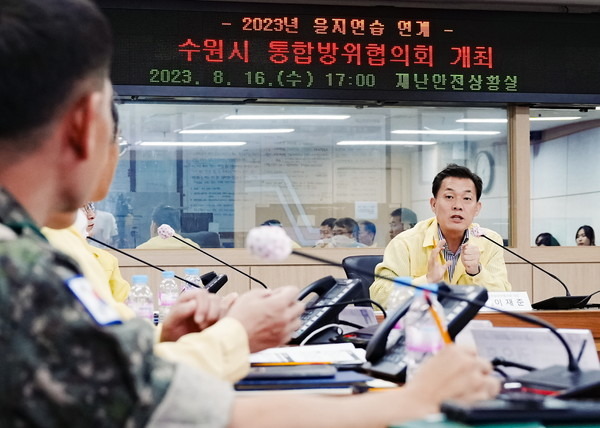 이재준 수원특례시장(오른쪽)이 16일 수원시 통합방위협의회에서 위기상황 대응 태세를 점검하고 있다. [사진=수원시]