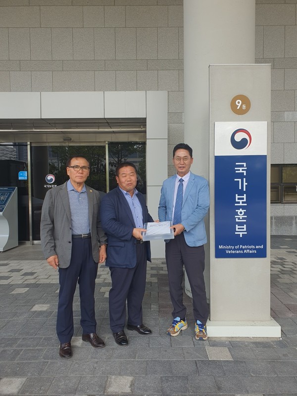(왼쪽부터) 유족대표 원형제, 서훈상향 추진위원장 조군호, 기념사업회 회장 김기성