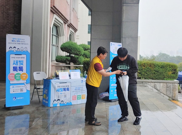 수원시 관계자가 경기대학교에서 시정참여 플랫폼 ‘새빛톡톡’을 홍보하고 있다. [사진=수원시]