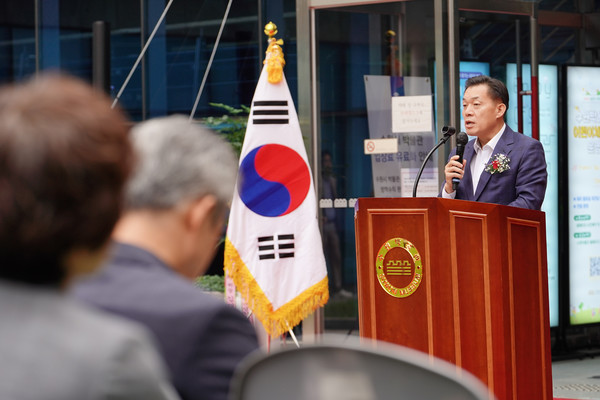 이재준 수원특례시장이 특별기획전 ‘수원 첫 산업, 선경직물(鮮京織物)’ 개막식에서 기념사를 하고 있다. [사진=수원시]