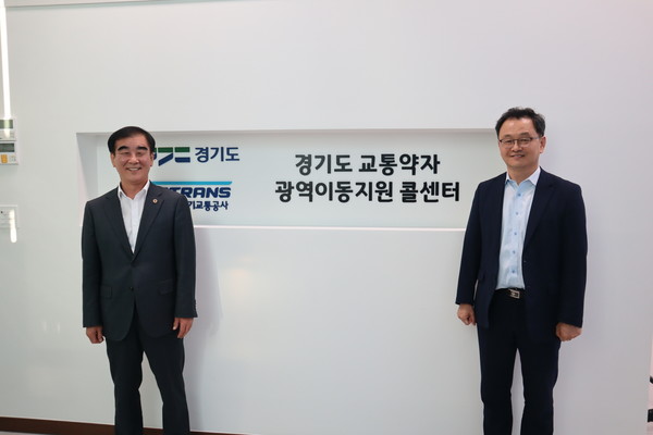 염종현 경기도의회 의장(왼쪽)과 민경선 경기교통공사 사장(오른쪽) [사진=경기교통공사]