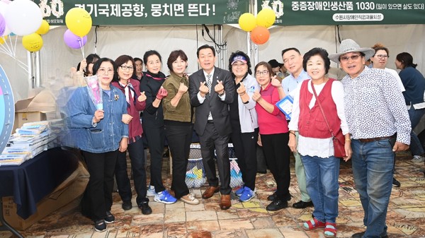 화성 행궁광장 경기국제공항 홍보부스 [사진=수원시]