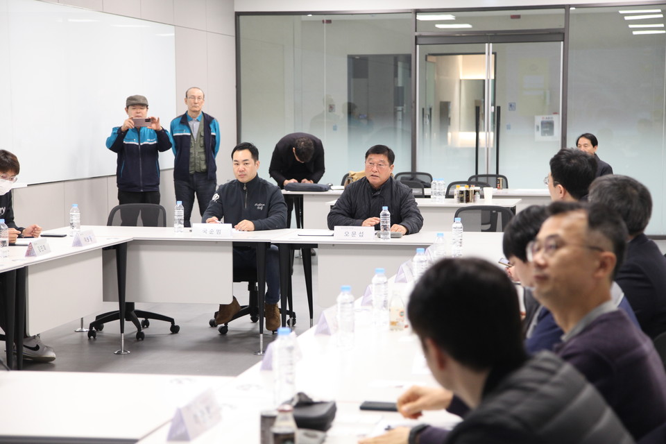 오문섭 화성시의회 부의장(가운데)이 13일 신동탄포레자이 아파트 주차장 택배차량 진입 불가 민원 해결을 위한 간담회에 참석해 발언하고 있다. [사진=홍승혁 기자]