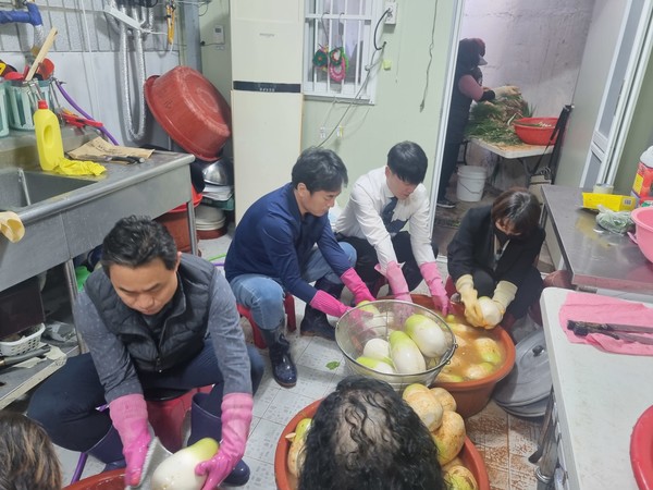 봉사활동 참가자들이 김장 담그기를 위한 속재료 등을 준비하고 있다. [사진=경기평택항만공사]