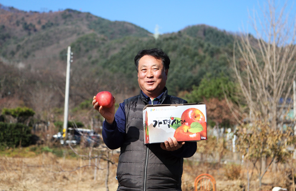 이해근 가평사과영농조합법인 대표조합원이 인터뷰에 앞서 포즈를 취했다.