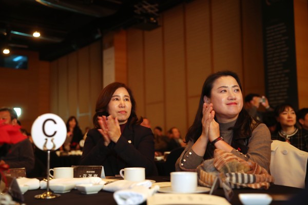 화성시의회 김경희 의장과 이은진 기획행정위원장 [사진=화성시의회]