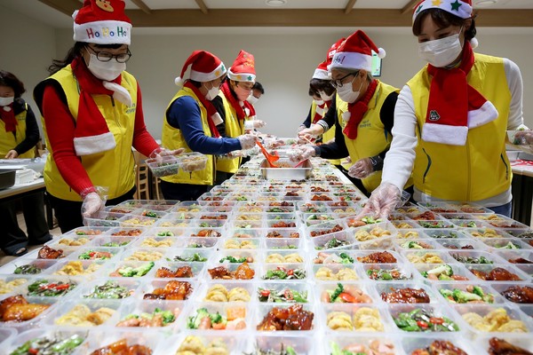 수원도시공사가 연말을 맞아 14일 오전 수원시연화장에서 사랑가득 도시락 봉사활동을 실시한 가운데, 연화장 임직원들과 나눔사랑 민들레 봉사단이 도시락을 포장하고 있다. [사진=수원도시공사]