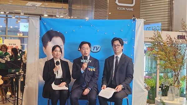 김준혁 한신대학교 교수(가운데)는 17일 출판기념회를 열고 내년 국회의원 선거 출마를 예고했다.