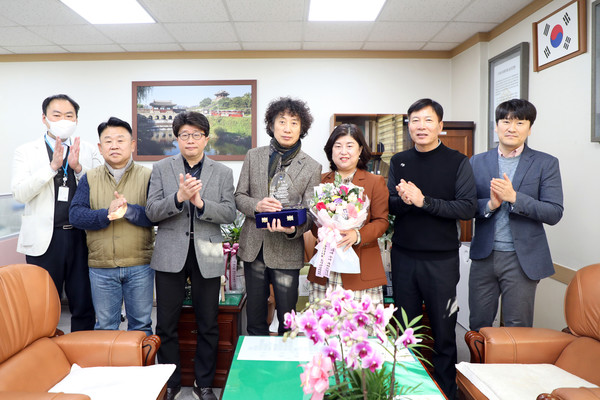 조미옥 수원특례시의회 도시환경위원장(오른쪽 세번째)이 22일 수원특례시 공무원노동조합으로부터 감사패를 받았다. [사진=수원시의회]